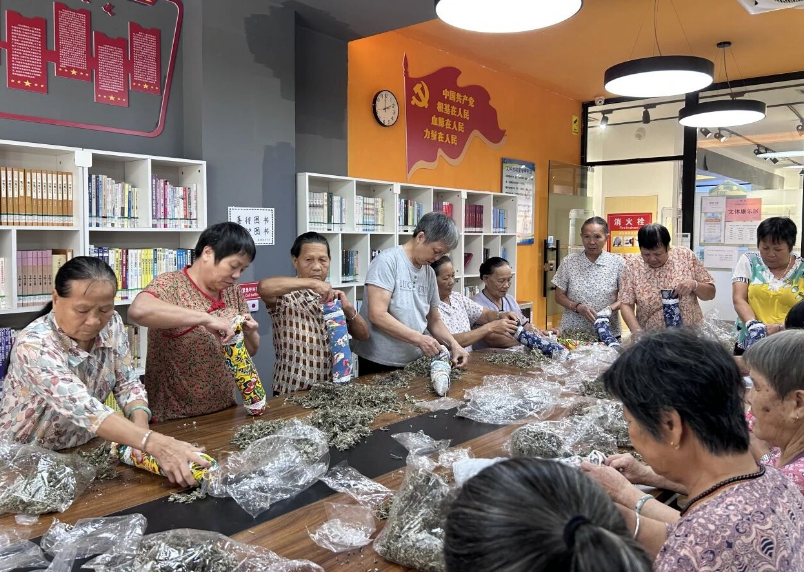 【活动回顾】“枕”心实意伴健康——颈椎枕制作活动